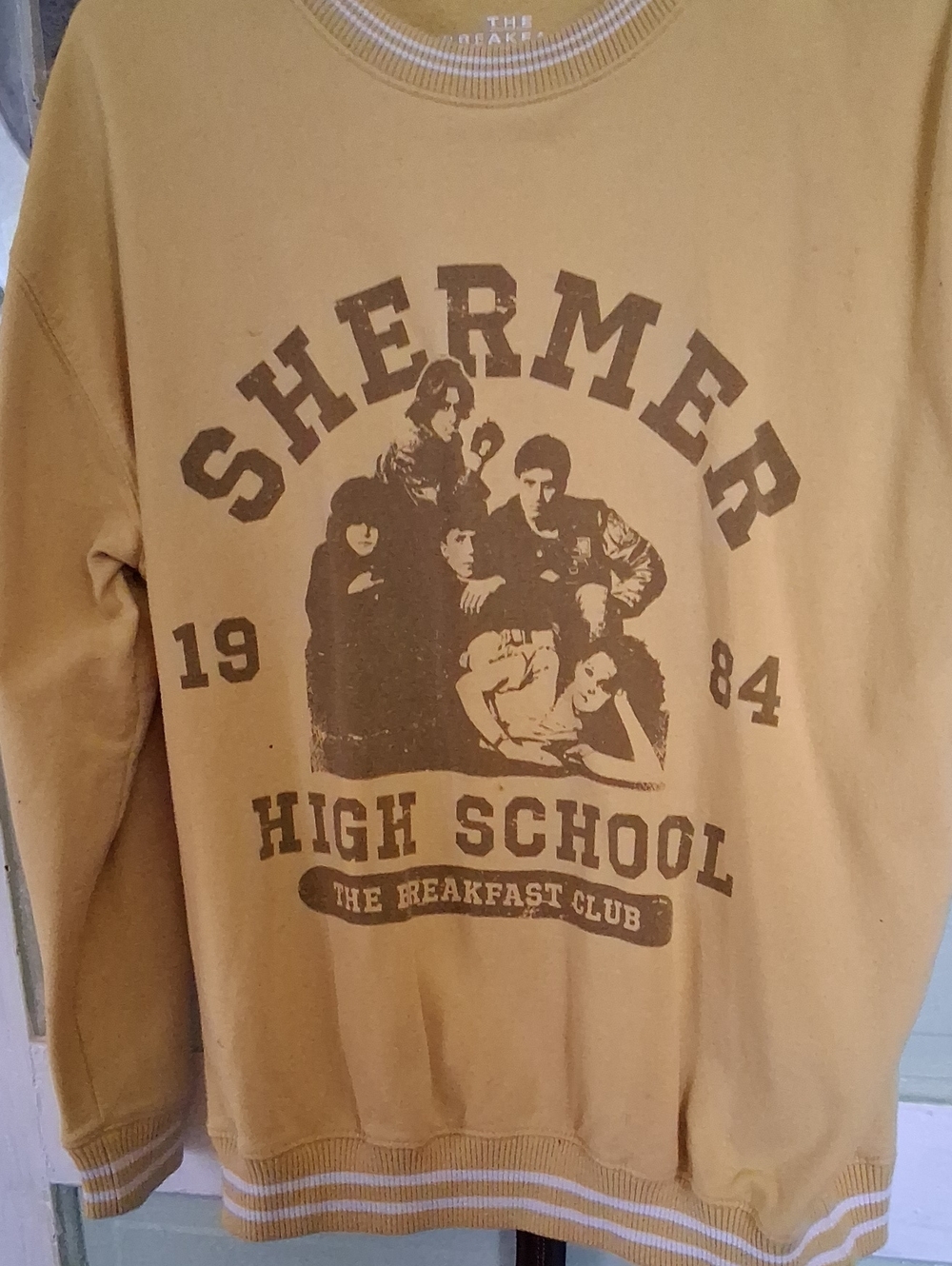 High School Graphic Crewneck Sweatshirt in Mustard "The Breakfeaat Club" - Picture 3 of 4